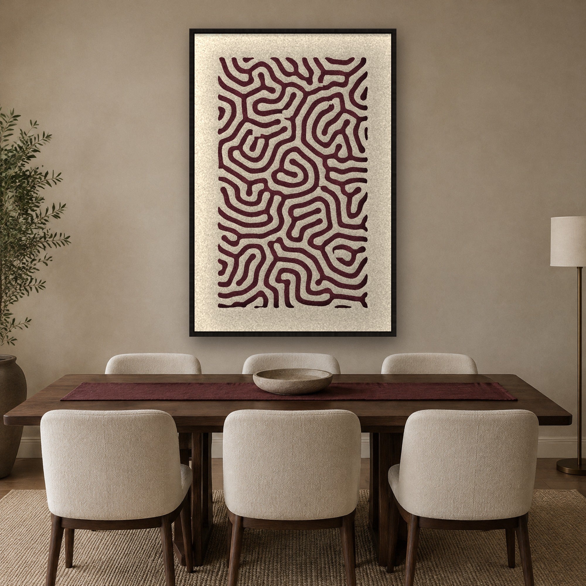 Panneau en feutre Coral Maze avec cadre caisse noir au-dessus d'une table en noyer avec chaises crème