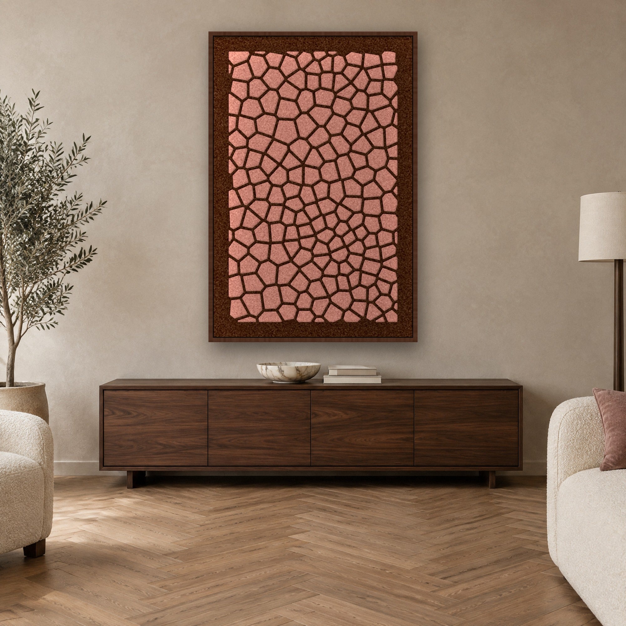 Crackle Web Filzpaneel mit Schattenfugenrahmen in Kastanie über einem Sideboard aus Nussbaum im warmen Wohnzimmer