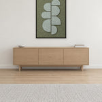 Crescent Column Forest viltpaneel aan de wand in een Scandinavisch interieur