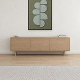 Crescent Column Forest viltpaneel aan de wand in een Scandinavisch interieur