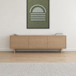 Dawn Arch Forest viltpaneel aan de wand in een Scandinavisch interieur