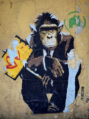 Décoration murale Wandkraft : décoration murale d'un chimpanzé en costume avec un texte jaune et un cœur rouge, style street art sur mur patiné, colorée et moderne. Pour un intérieur élégant