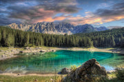 Wandkraft Wanddekoration: türkisfarbener See mit Kiefernwald und Bergen bei Sonnenuntergang, stimmungsvolle Naturwandkunst im modernen Stil. Für ein stilvolles Interieur