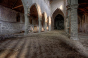 Wandkraft Wanddekoration: sanfte Sonnenstrahlen erhellen hohe Bögen und Steinsäulen in einem ruhigen, historischen Kirchenraum. Für ein stilvolles Interieur