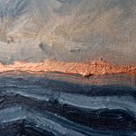 Indigo Drift wanddecoratie van Wandkraft: een gestileerde waterhorizon met zachte golvenlijnen en een rustige lucht, in diep indigo, zacht mistgrijs, warm zand, gebrand koper.