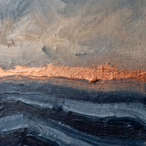 Indigo Drift wanddecoratie van Wandkraft: een gestileerde waterhorizon met zachte golvenlijnen en een rustige lucht, in diep indigo, zacht mistgrijs, warm zand, gebrand koper.