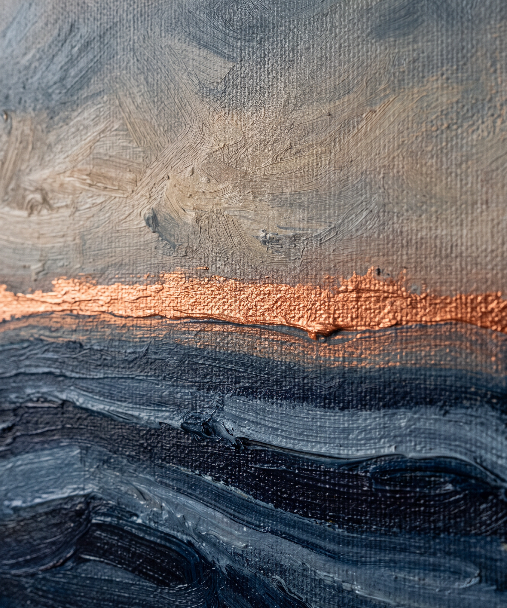 Indigo Drift wanddecoratie van Wandkraft: een gestileerde waterhorizon met zachte golvenlijnen en een rustige lucht, in diep indigo, zacht mistgrijs, warm zand, gebrand koper.