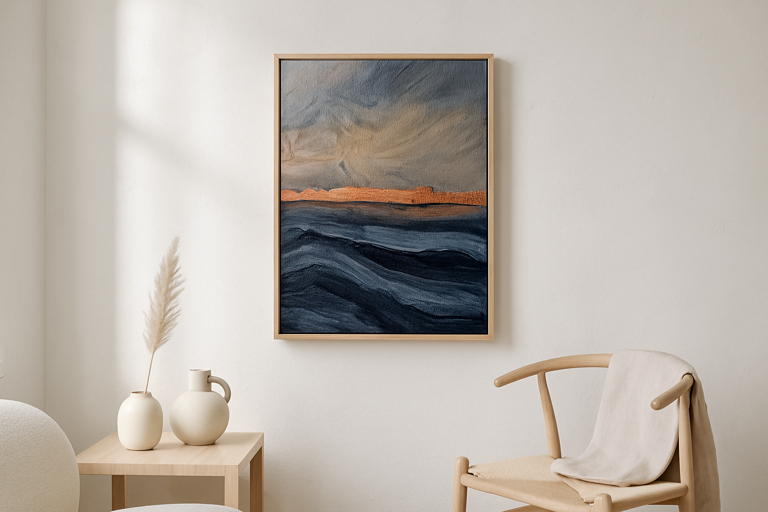 Indigo Drift van Wandkraft op akoestisch vilt in blanke baklijst, in een licht Scandinavisch interieur.