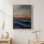 Indigo Drift van Wandkraft op akoestisch vilt in blanke baklijst, in een licht Scandinavisch interieur.