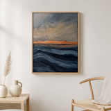 Indigo Drift van Wandkraft op akoestisch vilt in blanke baklijst, in een licht Scandinavisch interieur.