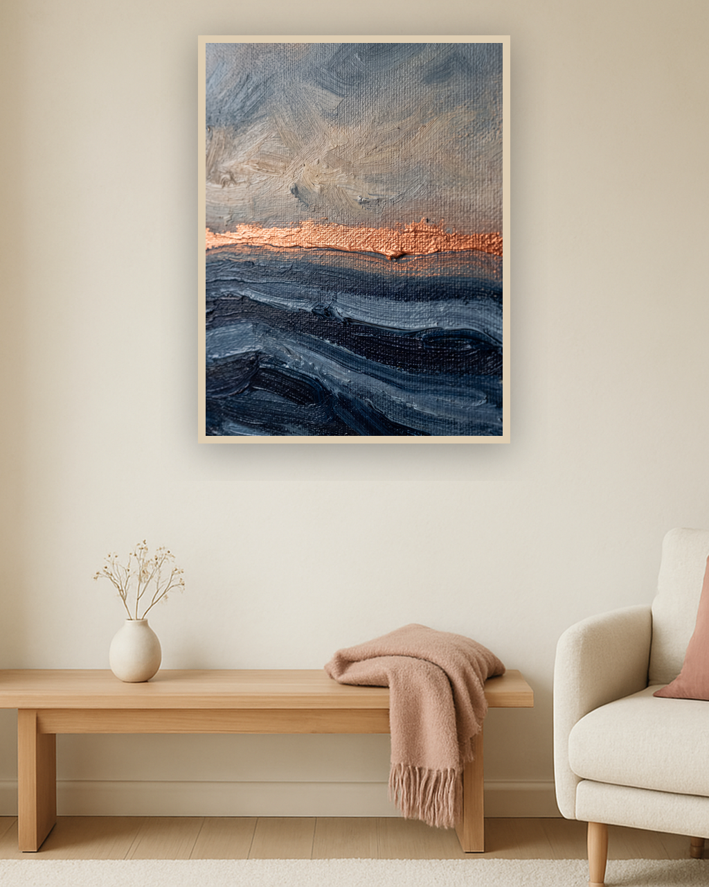 Indigo Drift van Wandkraft op akoestisch vilt in blanke baklijst, in een licht Scandinavisch interieur.