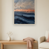 Indigo Drift van Wandkraft op akoestisch vilt in blanke baklijst, in een licht Scandinavisch interieur.