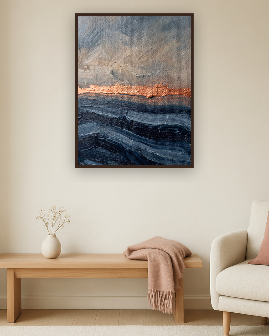 Indigo Drift van Wandkraft op akoestisch vilt in wenge baklijst, in een licht Scandinavisch interieur.