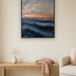Indigo Drift van Wandkraft op akoestisch vilt in wenge baklijst, in een licht Scandinavisch interieur.