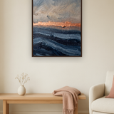 Indigo Drift van Wandkraft op akoestisch vilt in wenge baklijst, in een licht Scandinavisch interieur.