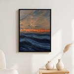 Indigo Drift van Wandkraft op akoestisch vilt in zwarte baklijst, in een licht Scandinavisch interieur.