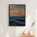 Indigo Drift van Wandkraft op akoestisch vilt in zwarte baklijst, in een licht Scandinavisch interieur.