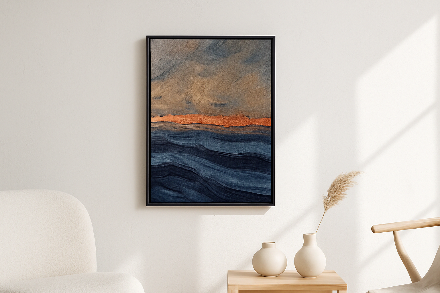 Indigo Drift van Wandkraft op akoestisch vilt in zwarte baklijst, in een licht Scandinavisch interieur.