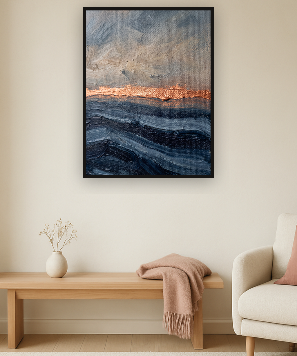 Indigo Drift van Wandkraft op akoestisch vilt in zwarte baklijst, in een licht Scandinavisch interieur.