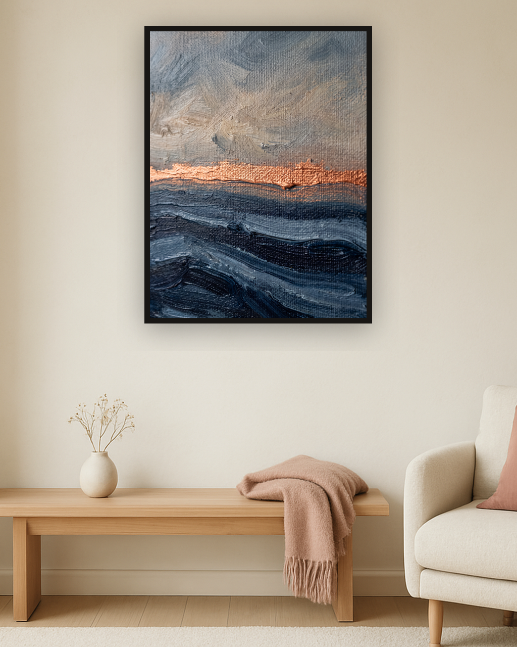 Indigo Drift van Wandkraft op akoestisch vilt in zwarte baklijst, in een licht Scandinavisch interieur.