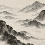 Paysage de montagnes à l’encre grise et noire, pins et sommets au-dessus de la brume, Wandkraft