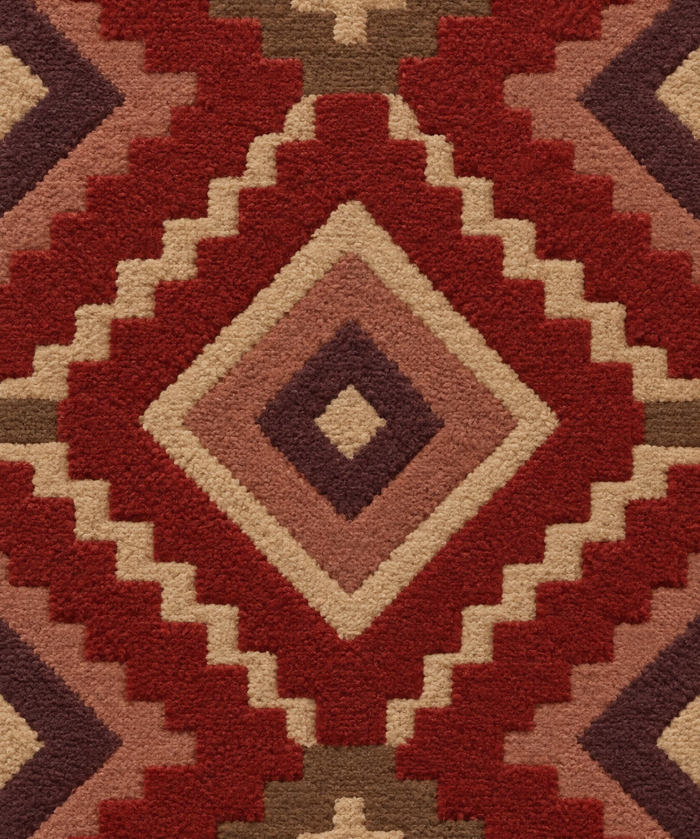 Getuft wollen kilimmotief met getrapte ruiten in diep rood, aubergine, terracotta en zand, Wandkraft