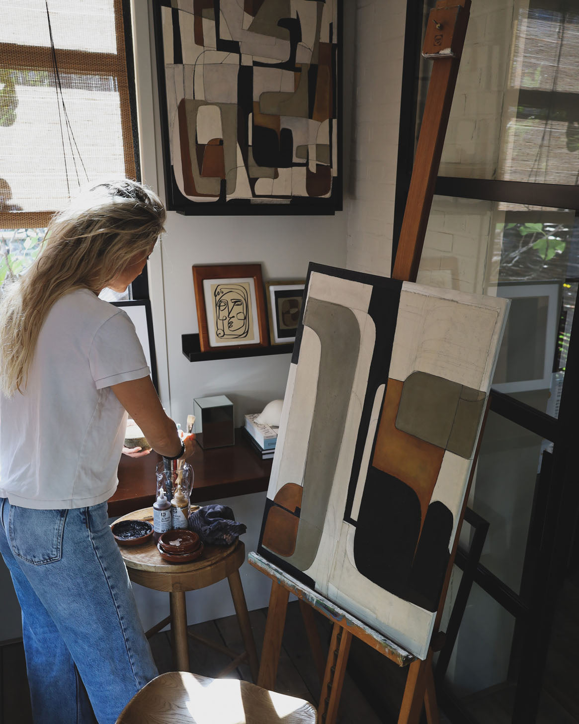 "Elk schilderij heeft een eigen verhaal, een klein stukje persoonlijke expressie van mijn innerlijke wereld doordrenkt en beïnvloed door diverse achtergronden in interieur, mode en dans."