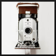 Wandkraft wanddecoratie: Wandkraft Heritage 003 vintage camera, klassiek design, zwart met chroom accenten, op een witte achtergrond. voor een stijlvol interieur