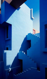 Wandkraft Wanddekoration: Moderne Wanddekoration mit blauen Farbtönen, scharfen Schatten und kantigen Treppen, inspiriert von Calpe Alicante. für ein stilvolles Interieur