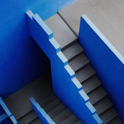 Décoration murale Wandkraft : décoration murale moderne aux murs géométriques bleus et escaliers croisés, style abstrait. Pour un intérieur élégant