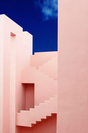 Wandkraft Wanddekoration: modernistische Wandkunst mit rosa geometrischen Wänden und kantigen Treppen unter einem klaren blauen Himmel. Für ein stilvolles Interieur