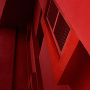 Décoration murale Wandkraft : décoration murale au design géométrique rouge et fenêtre à barreaux horizontaux blancs, style moderne, lignes nettes. Pour un intérieur élégant