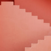 Décoration murale Wandkraft : art mural minimaliste avec la Citadel rose, escaliers et murs roses épurés, élégant en décoration murale, design moderne. Pour un intérieur élégant