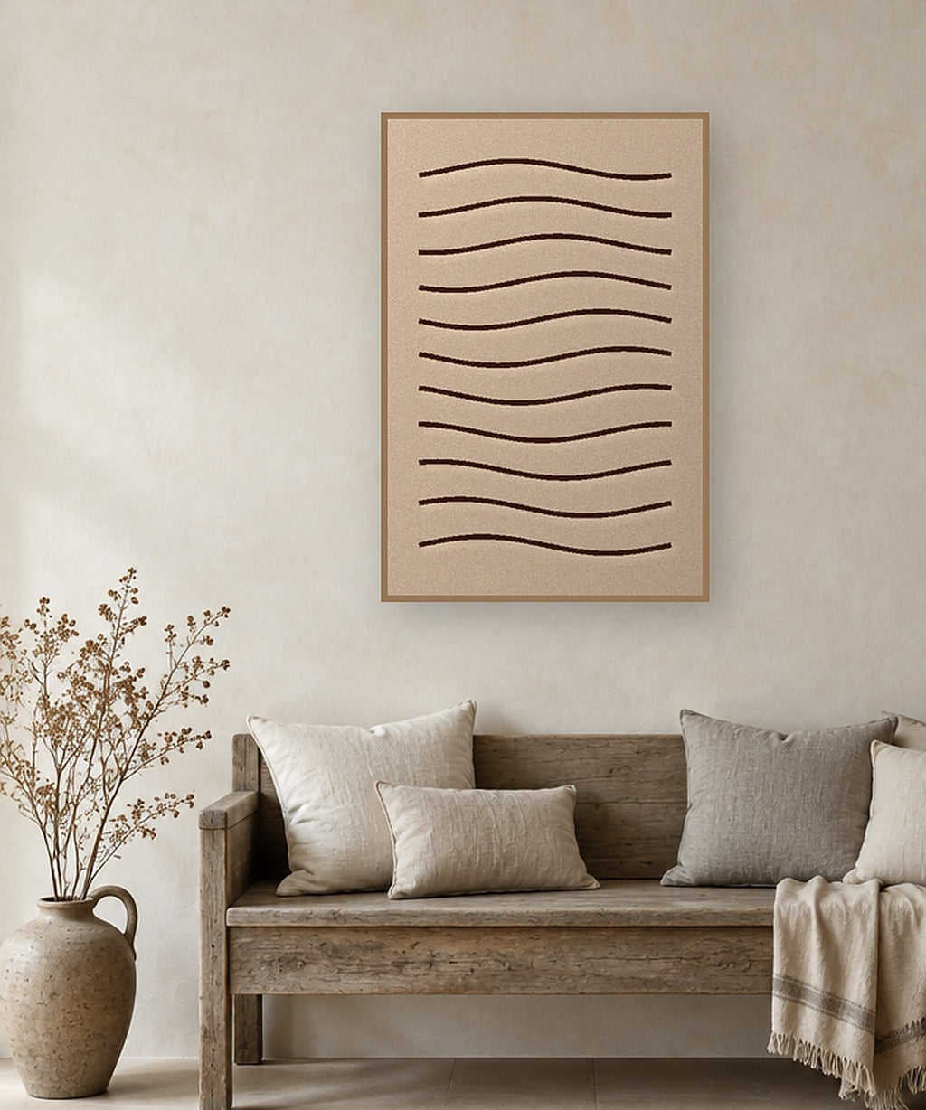 Line Dunes viltpaneel aan de wand boven een houten bank in een landelijk interieur