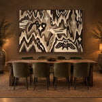 Nightbird Tapestry sfeerbeeld met kastanjebruine baklijst in een eetkamer