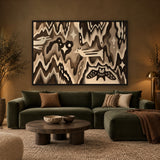 Nightbird Tapestry sfeerbeeld met zwarte baklijst in een woonkamer