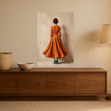 Orange Muse van Wandkraft op canvas zonder lijst, vlak aan de muur, in een warm, licht interieur.