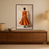 Orange Muse van Wandkraft op canvas in wenge baklijst, in een warm, licht interieur.
