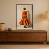 Orange Muse van Wandkraft op canvas in zwarte baklijst, in een warm, licht interieur.