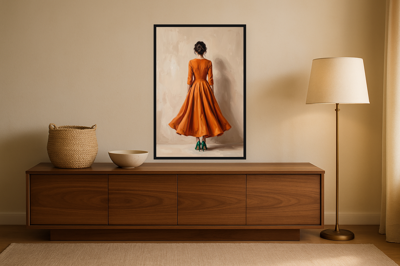 Orange Muse van Wandkraft op canvas in zwarte baklijst, in een warm, licht interieur.