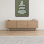 Pebble Cairn Forest viltpaneel aan de wand in een Scandinavisch interieur