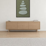Pebble Cairn Forest viltpaneel aan de wand in een Scandinavisch interieur