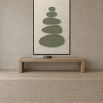 Pebble Cairn Sage viltpaneel aan de wand in een Scandinavisch interieur