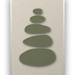 Pebble Cairn Sage akoestisch viltpaneel met witte baklijst, vrijstaand
