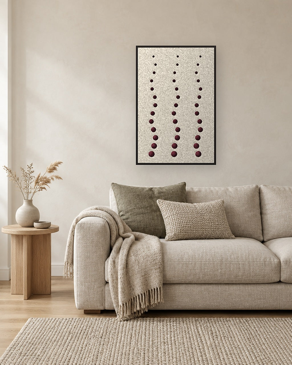 Panneau en feutre Pebble Rain avec cadre caisse noir au mur au-dessus d'un canapé en lin dans un intérieur moderne et chaleureux