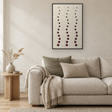Panneau en feutre Pebble Rain avec cadre caisse noir au mur au-dessus d'un canapé en lin dans un intérieur moderne et chaleureux