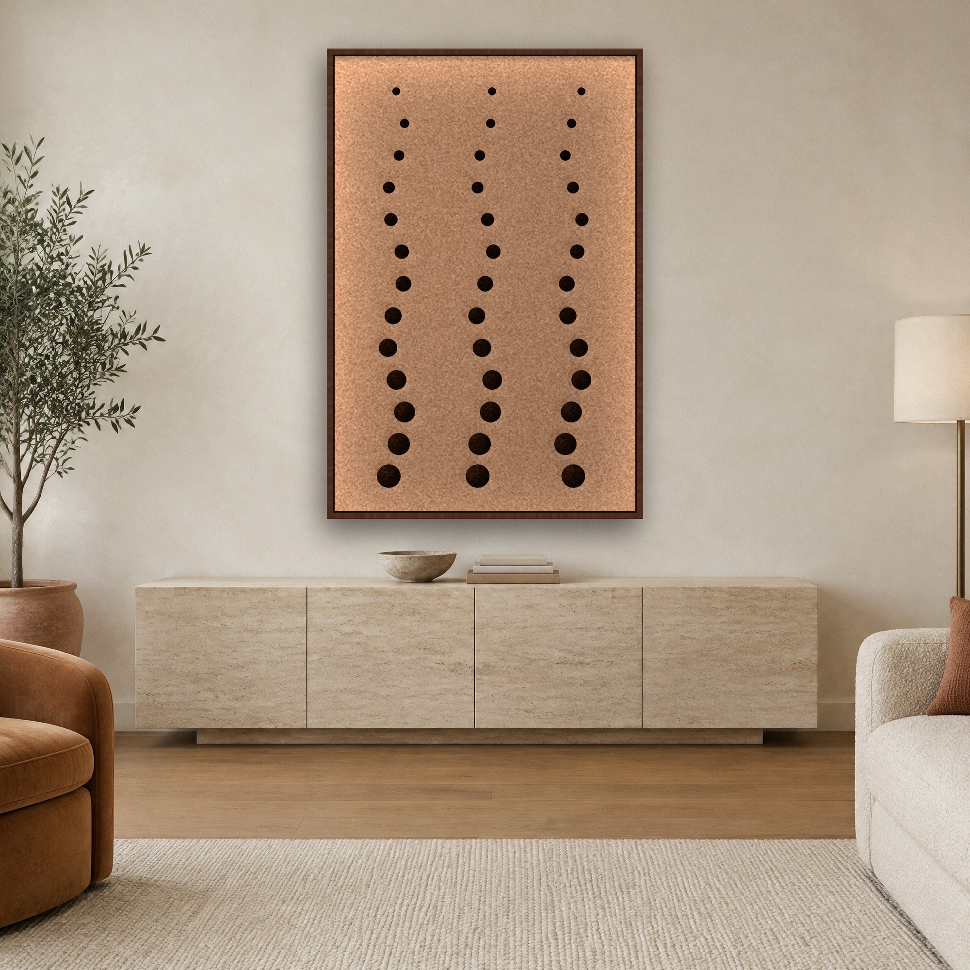 Pebble Rain viltpaneel met kastanjebruine baklijst boven een travertin dressoir in een warme woonkamer