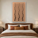 Pebble Rain viltpaneel met witte baklijst boven een bed met fluwelen hoofdbord in een warme slaapkamer