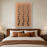 Pebble Rain viltpaneel met witte baklijst boven een bed met fluwelen hoofdbord in een warme slaapkamer