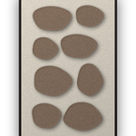 Pebble Mosaic Cocoa Akustikfilz-Paneel mit aufgesetzten Elementen in Kaffeebraun auf Elfenbein, schwarzer Schattenfugenrahmen